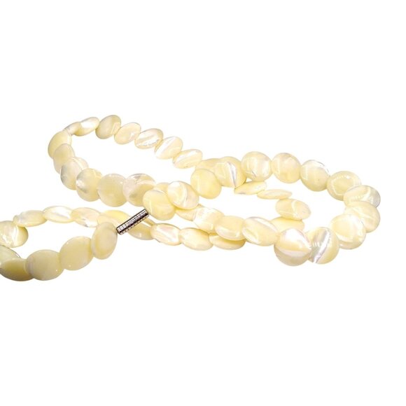 Overlapping Mother of Pearl Discs Necklace, Unique Elegant Bridal Jewelry - Picture 2 of 4